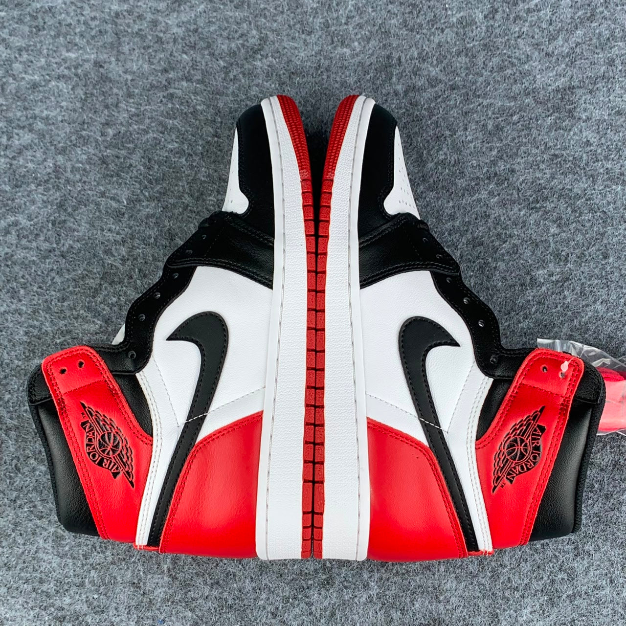 Air Jordan 1 Retro High OG 'Black Toe' 2016